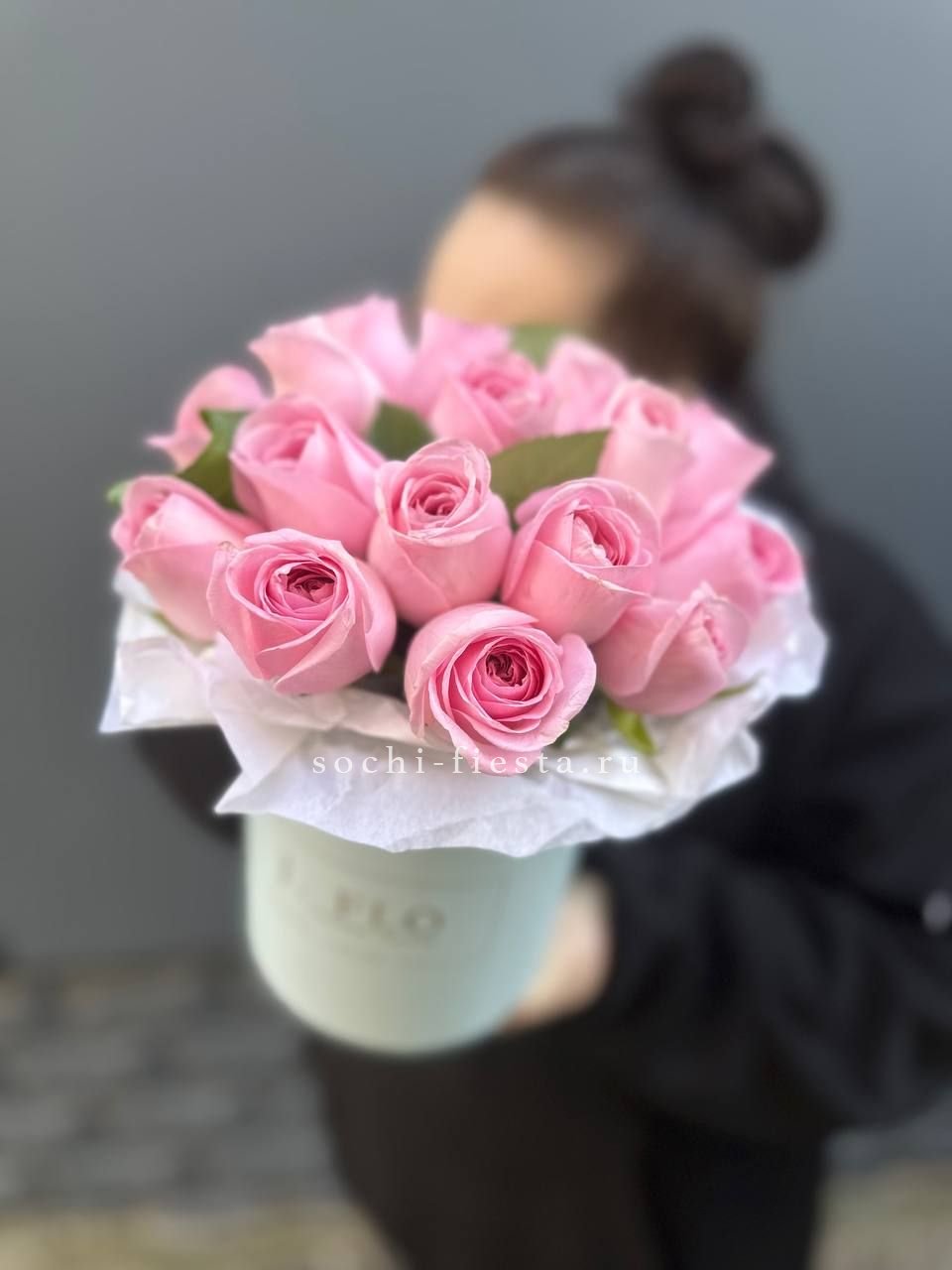 шляпная коробка с розами и хризантемами для студии флористики в Архангельске