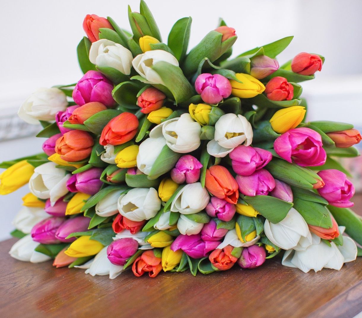 корпоративная композиция с розами и хризантемами для офиса в Архангельске