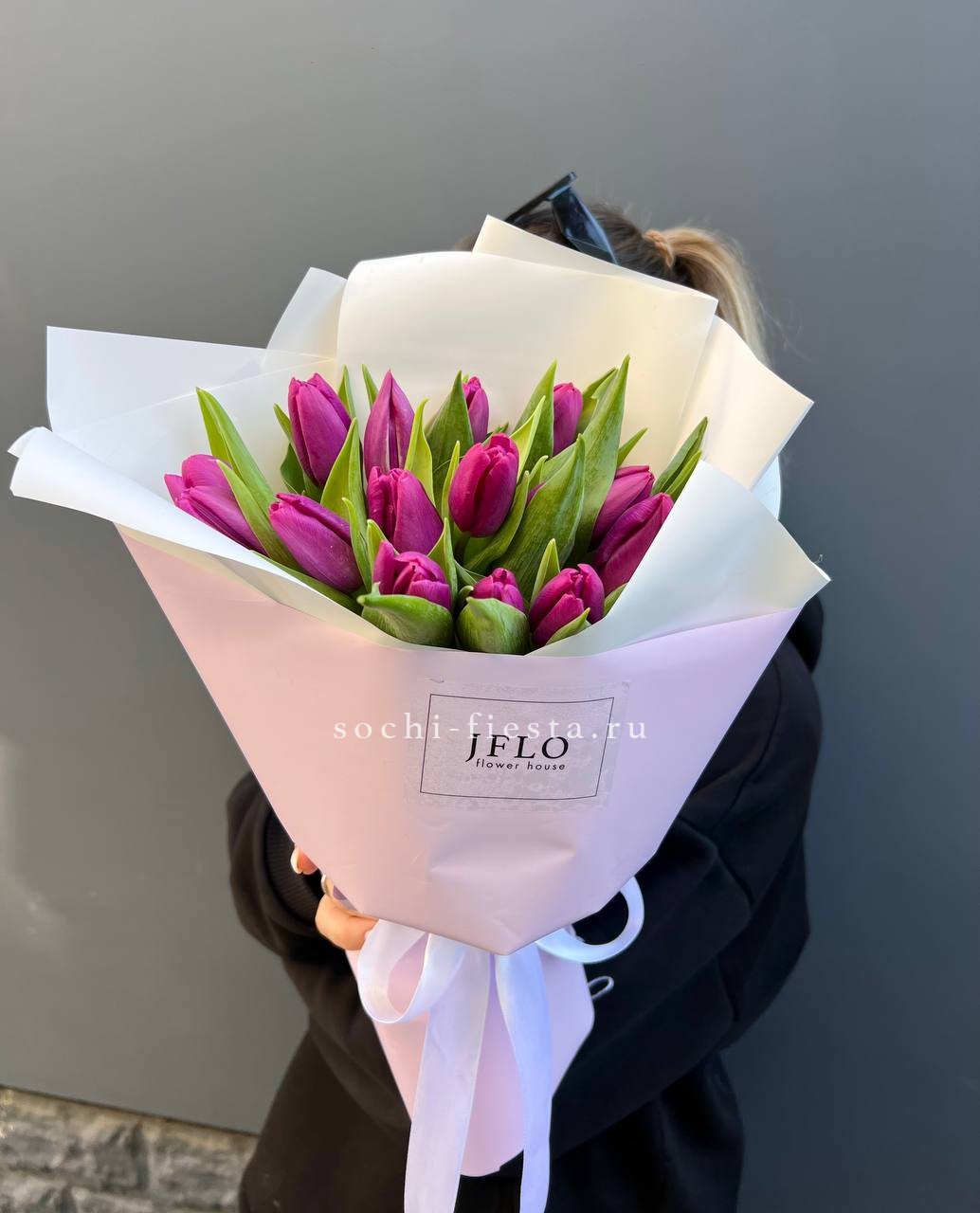 видовой каталог с розами и пионами в студии флористики в Архангельске