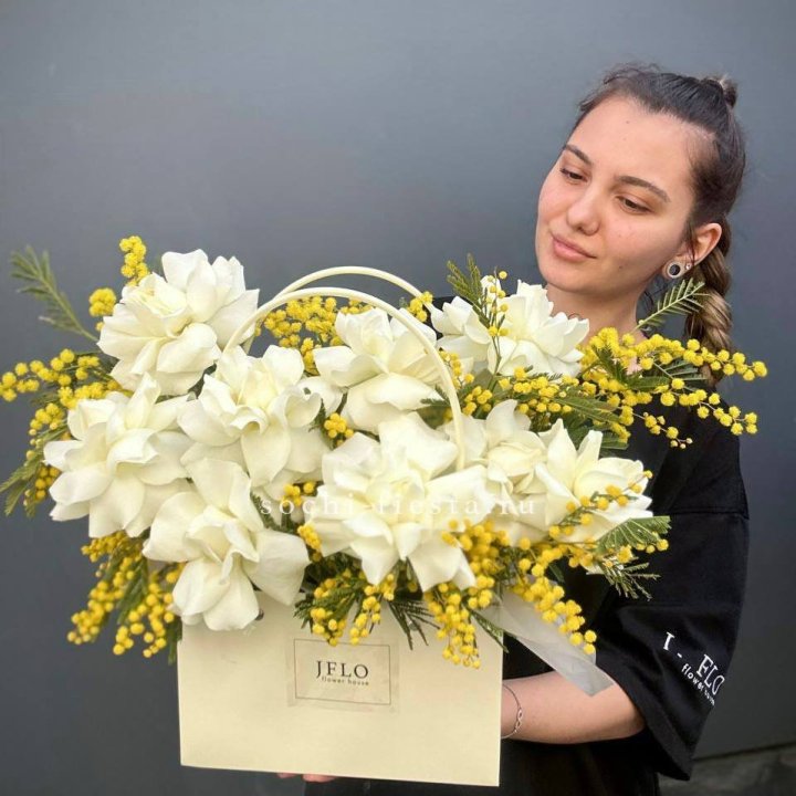 Французские Розы и мимоза  в сумочке  в Архангельске