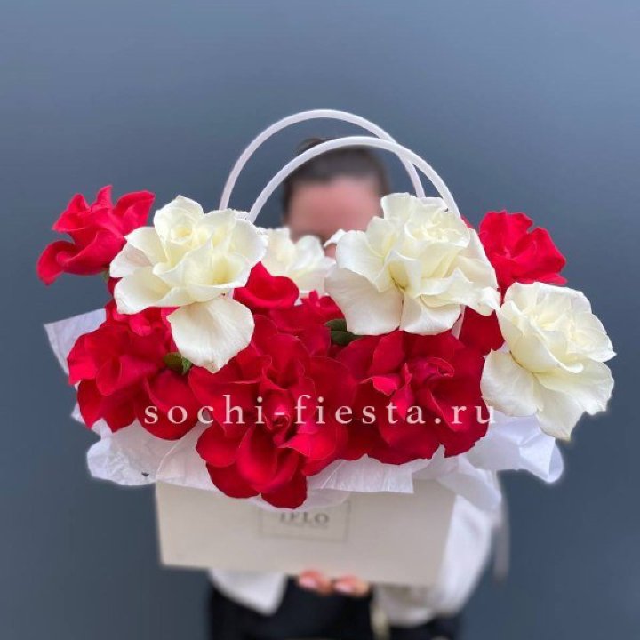 Сумочка  красных и белых роз в Архангельске