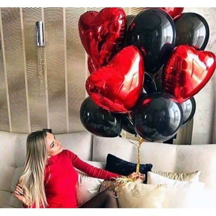 Фонтан из красных сердец с чёрными шарами  в Архангельске