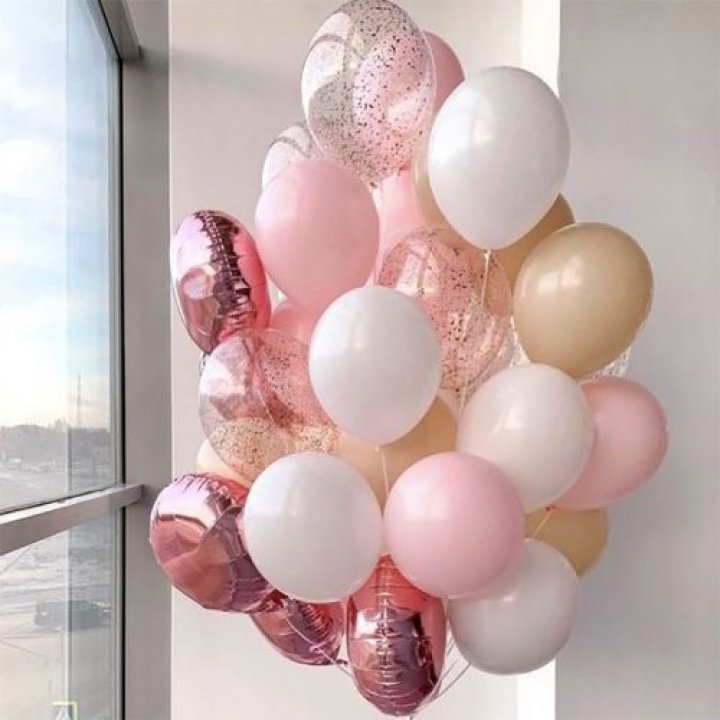 Фонтан шаров розового и белого цветов в Архангельске