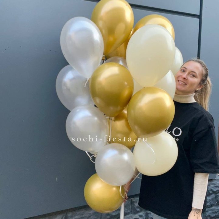 Облако шаров из белого и золотого оттенков в Архангельске