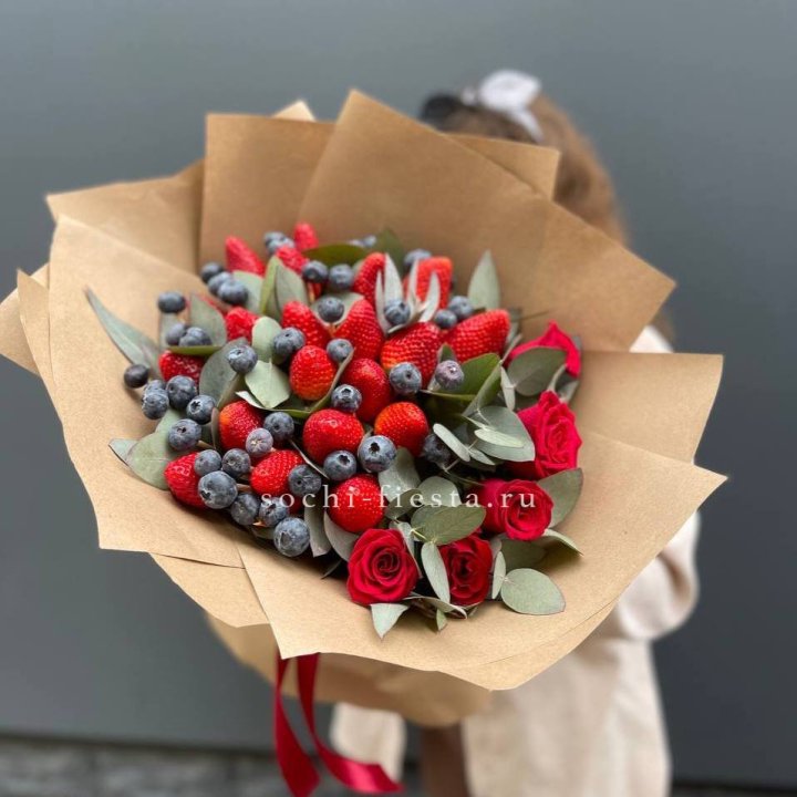 Клубника и голубика с цветами в Архангельске