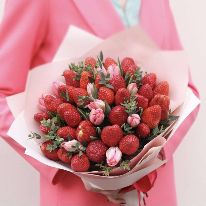 Тюльпаны и клубника в Архангельске