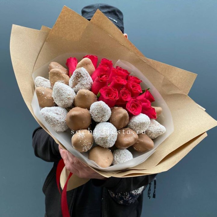 Розы и клубника в шоколаде Мерси в Архангельске