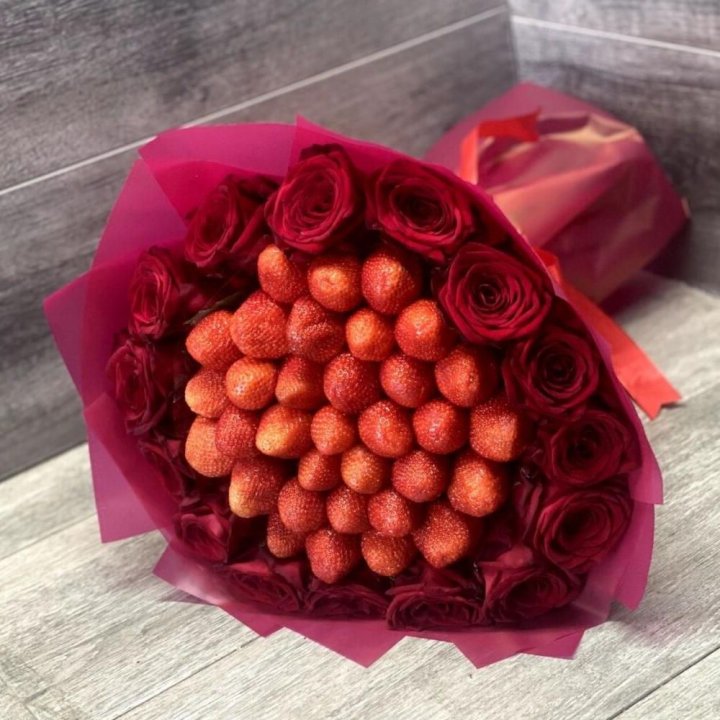 Клубничный букет с розами в Архангельске
