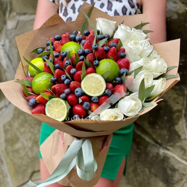 Ягодно-цитрусовый букет с розами в Архангельске