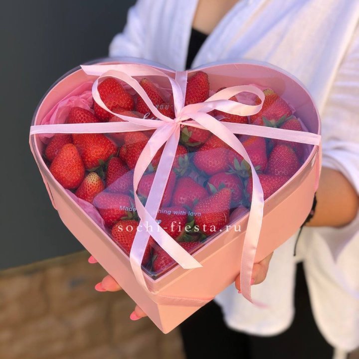 Коробочка сердце  с клубникой в Архангельске