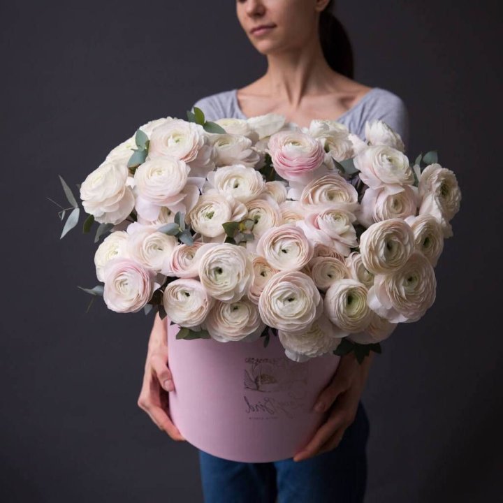 Бокс с ранункулюсами в Архангельске