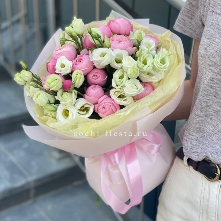 Букет кустовых роз с эустомой в Архангельске