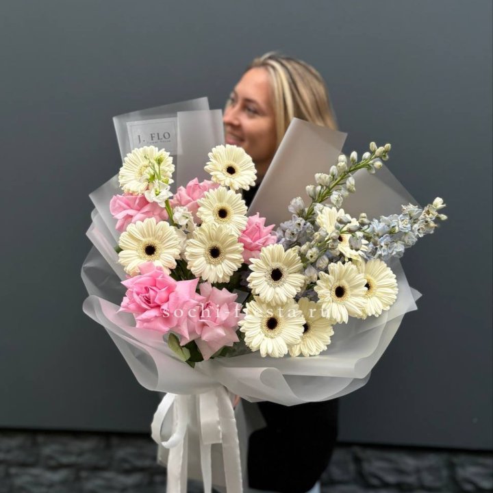 Букет роз и гербер в Архангельске