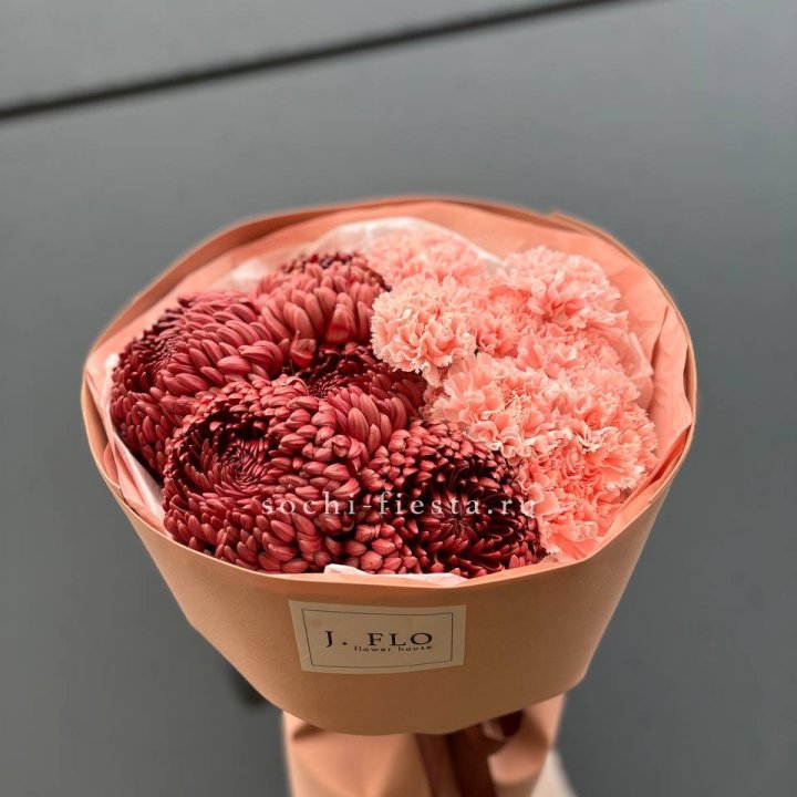 Букет хризантем и диантусов  в Архангельске