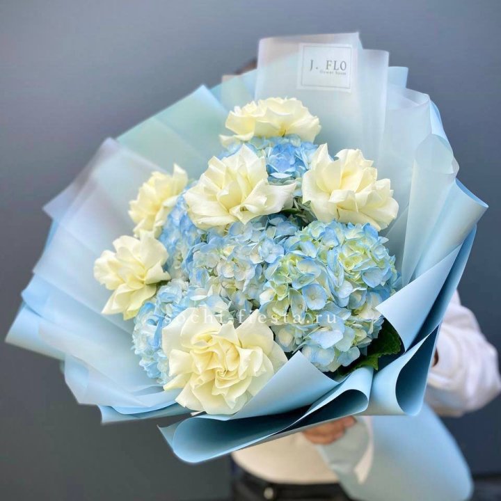  Букет из голубых гортензий и роз  в Архангельске