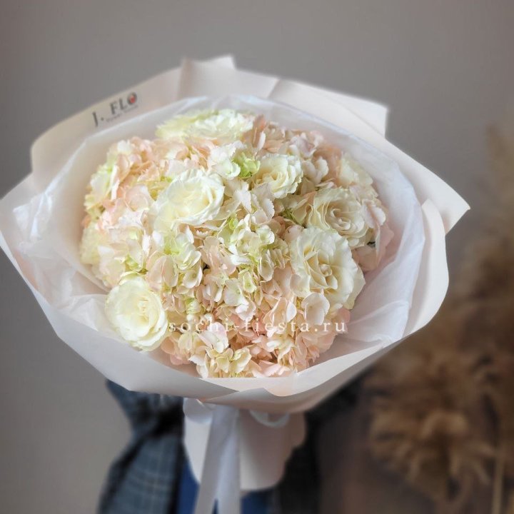  Букет гортензии и роз  в Архангельске
