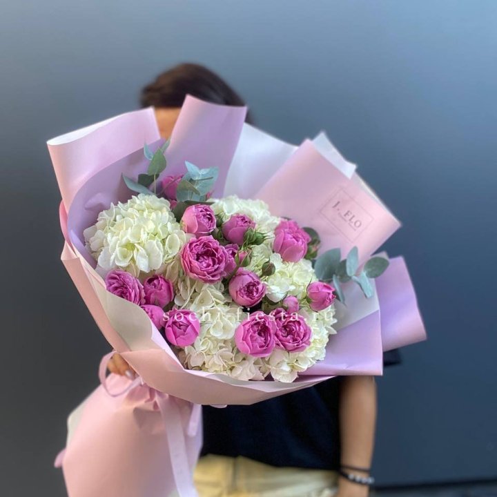 Букет белых гортензий и пионовидных роз  в Архангельске