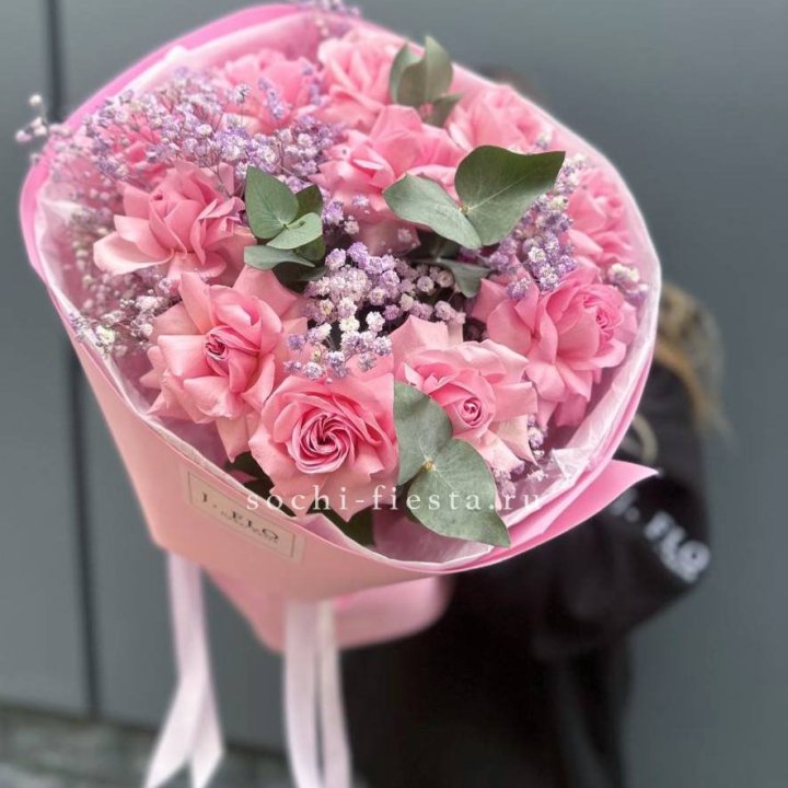 Розовые французские розы с гипсофилой в Архангельске