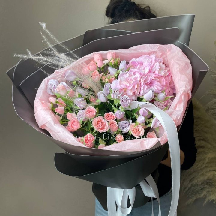  Букет гортензии и роз "Саперави" в Архангельске