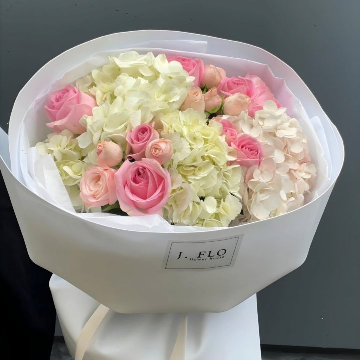  Букет гортензии и роз  "Тиамо" в Архангельске