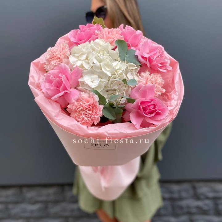  Букет роз и гортензии "Навола" в Архангельске