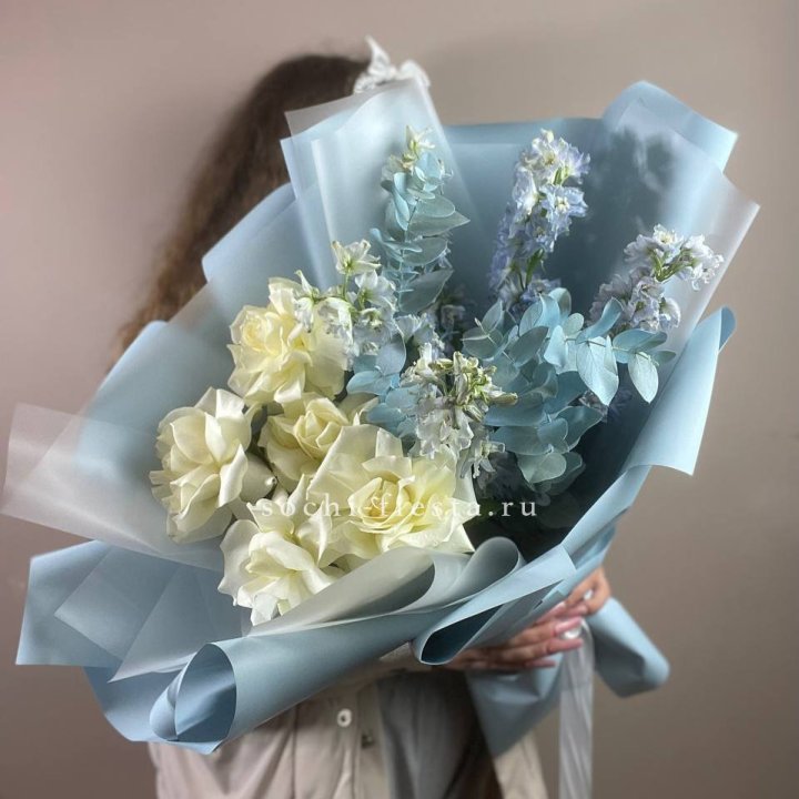 Букет из белых французских роз и дельфиниума в Архангельске