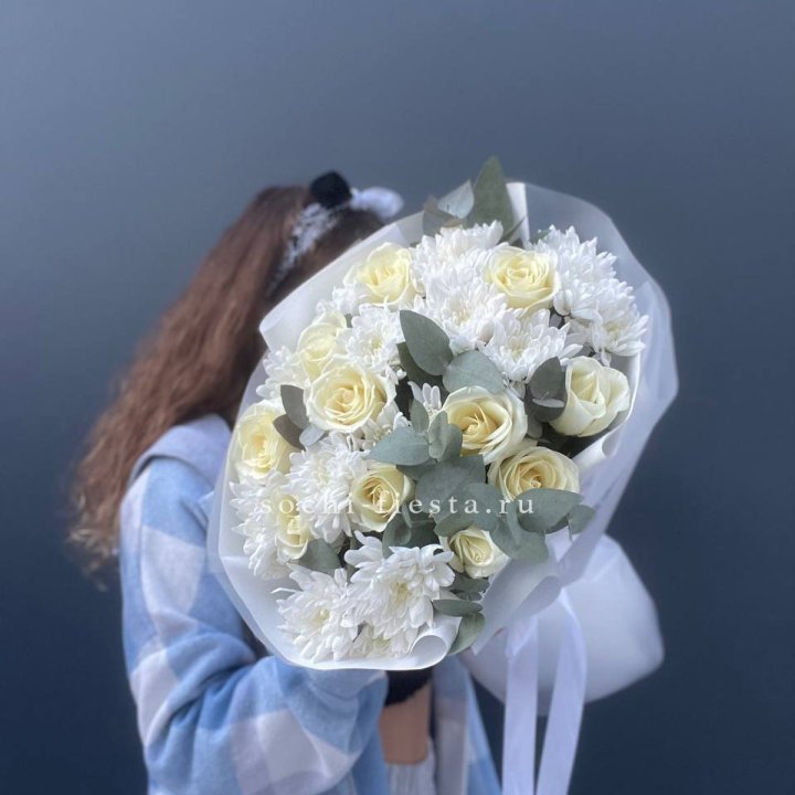  Букет белых роз с хризантемой  в Архангельске