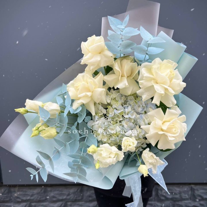 Букет с гортензией и белыми французскими розами в Архангельске