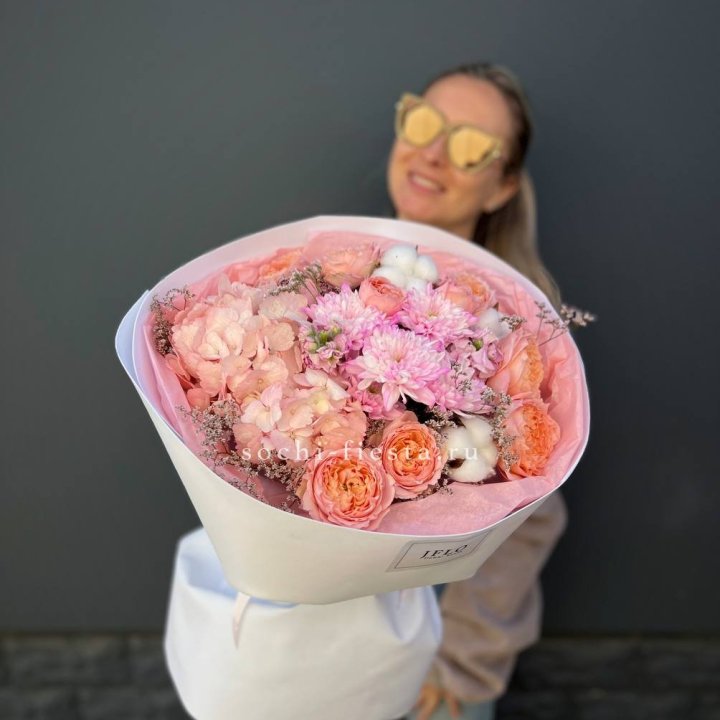 Букет гортензии и кустовых роз  в Архангельске