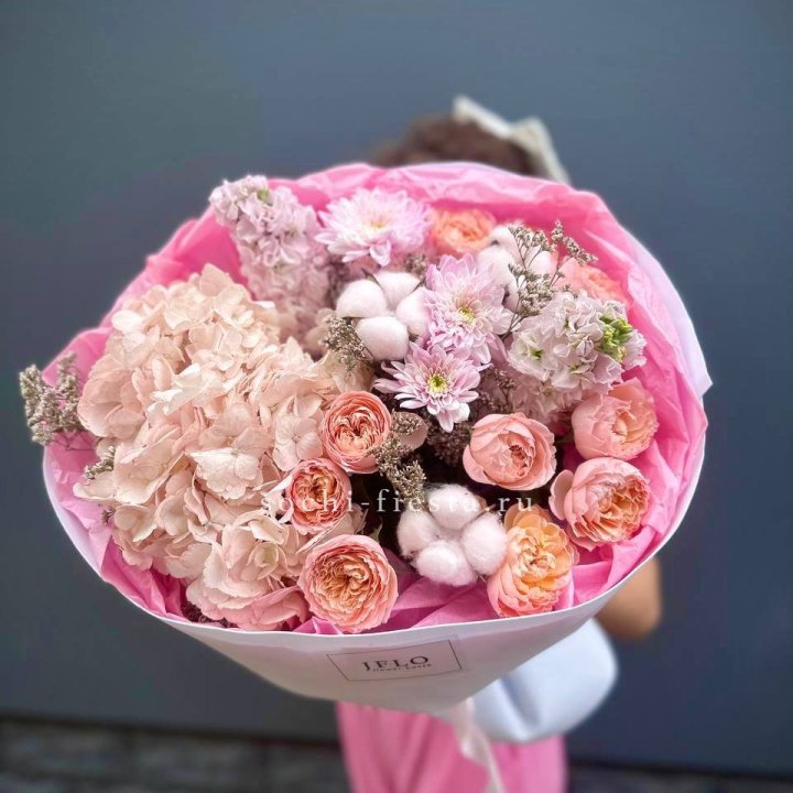 Букет гортензии и кустовых роз "Абрассо" в Архангельске