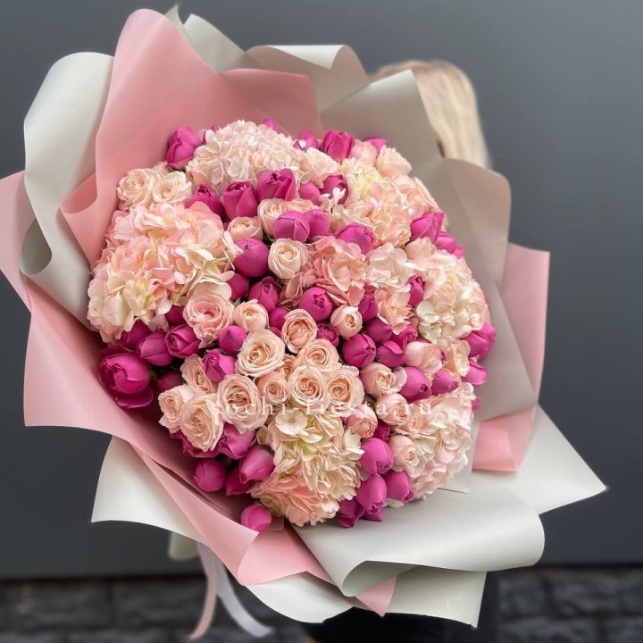 Букет кустовые розы и гортензия в Архангельске