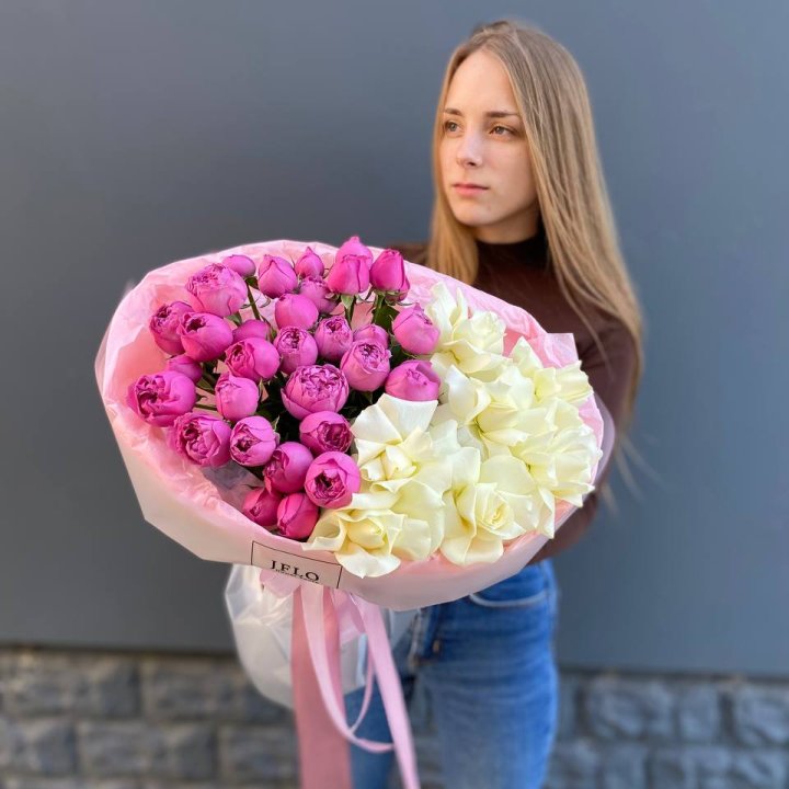 Дуо белых и кустовых роз в Архангельске