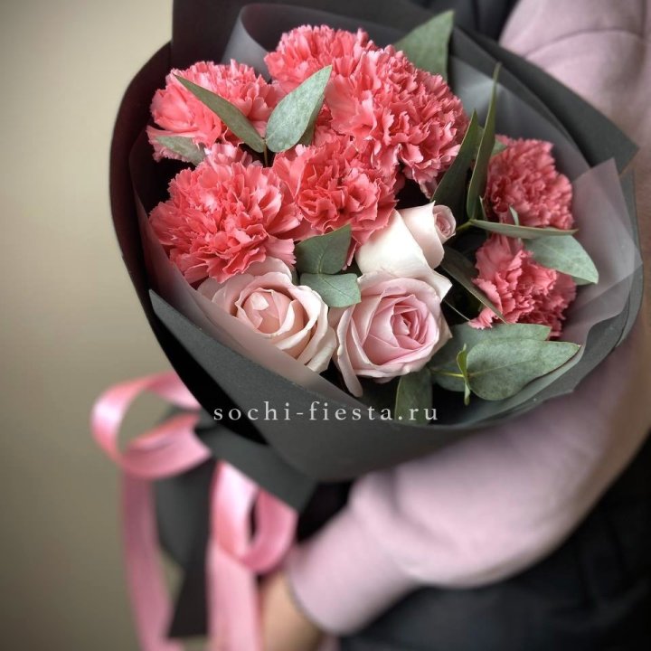 Букет из роз и диантусов "Пенелопа" в Архангельске