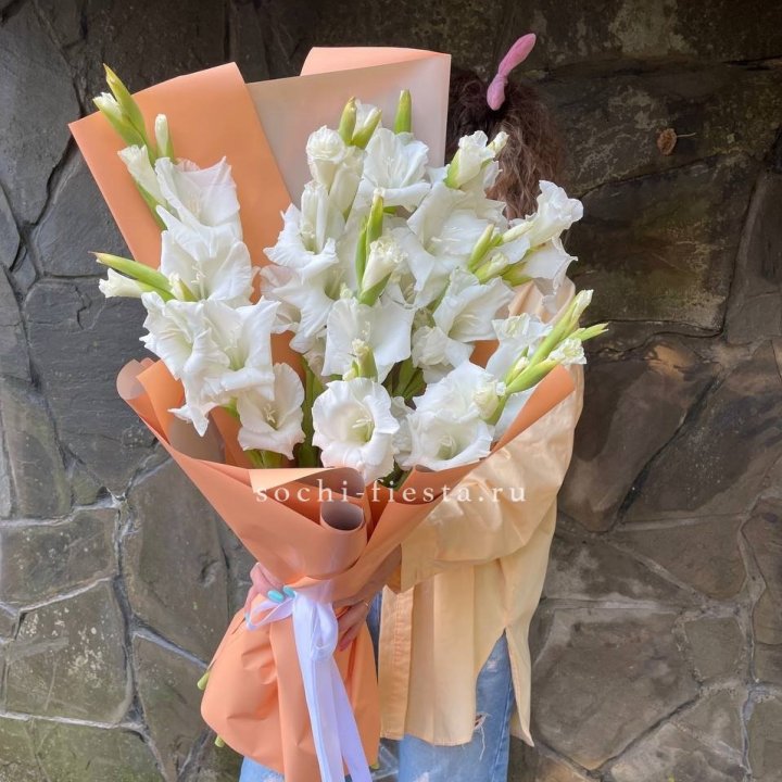 Букет белых гладиолусов  в Архангельске