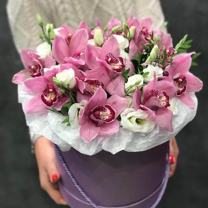 Орхидея и эустома в шляпной коробке в Архангельске