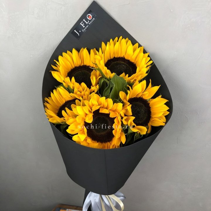 Букет из 5  подсолнухов в Архангельске