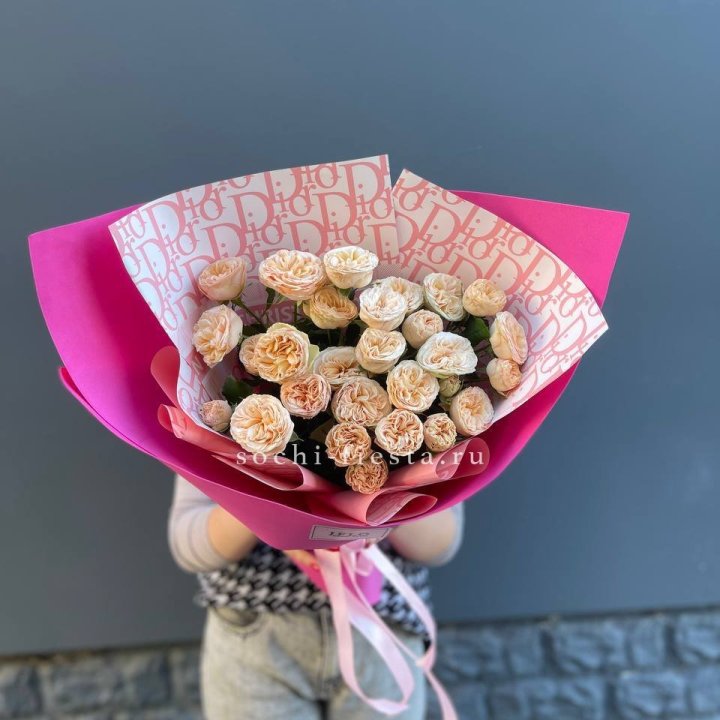 9 пионовидных роз в Архангельске