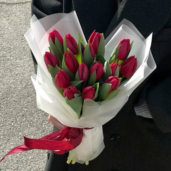 15 красных тюльпанов в Архангельске