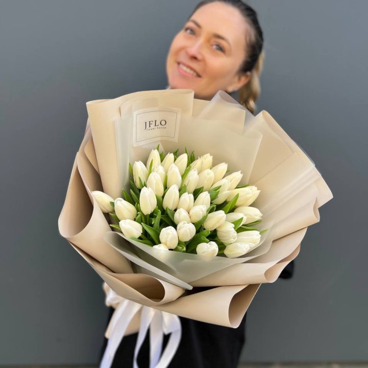 35 белых тюльпанов в Архангельске