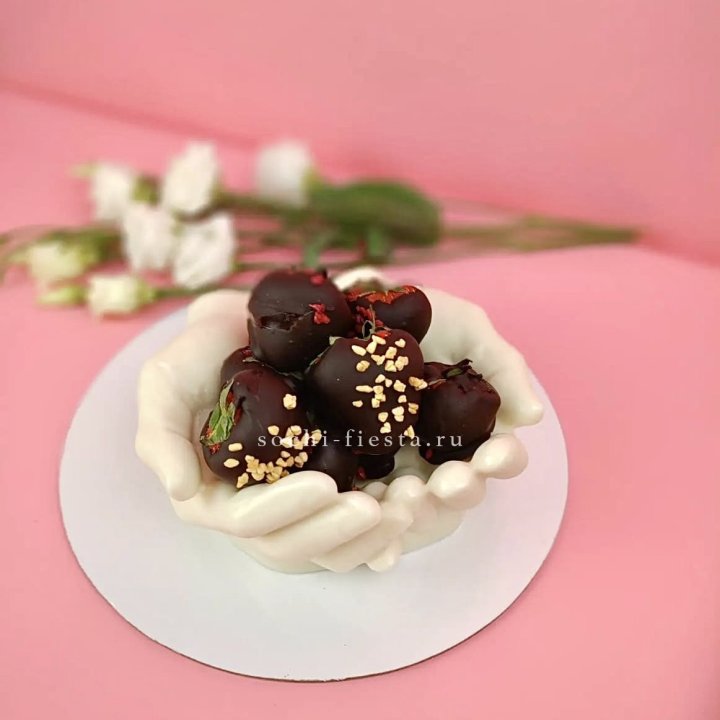 Клубника в шоколаде на шоколадных ладонях  в Архангельске