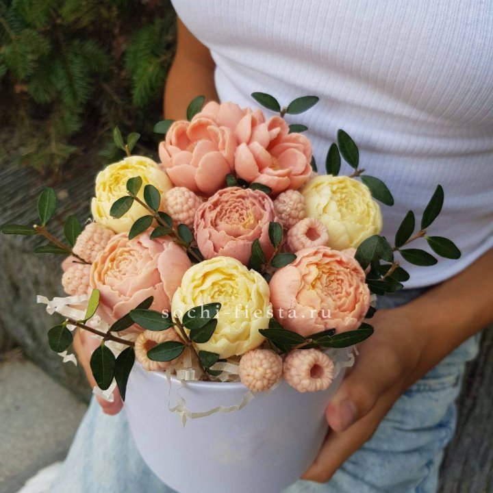 Шоколадный букет с ягодами в Архангельске