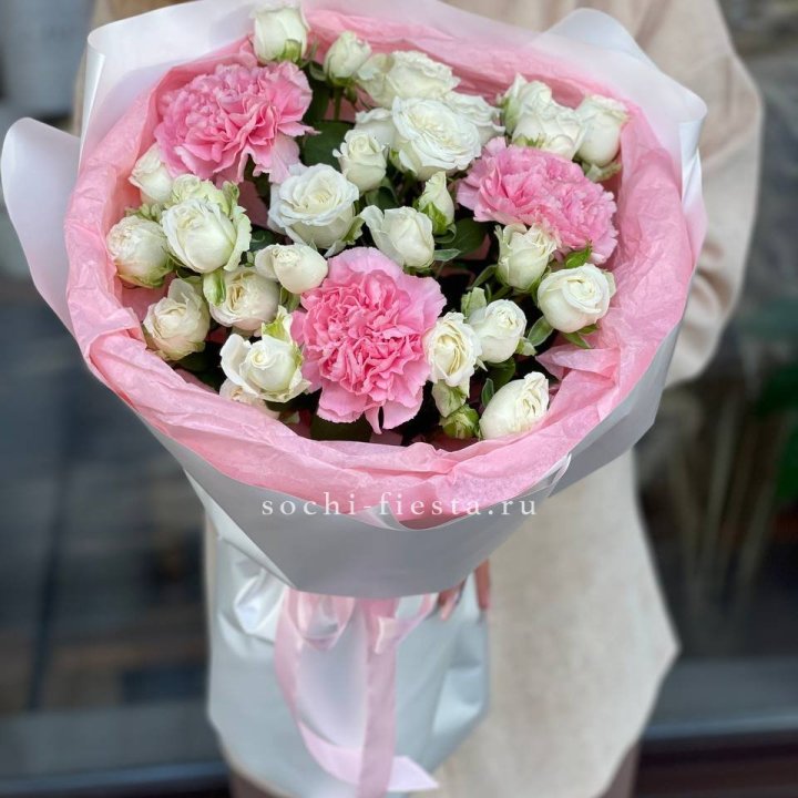 Букет розы с диантусами "Блэш" в Архангельске