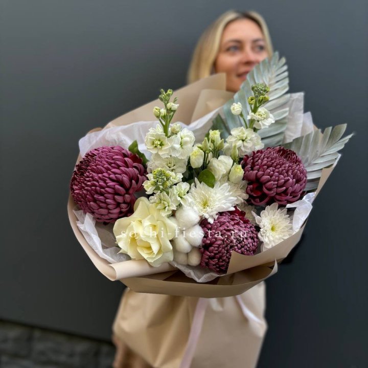 Хризантемы с маттиолой розами эустомой Чика в Архангельске