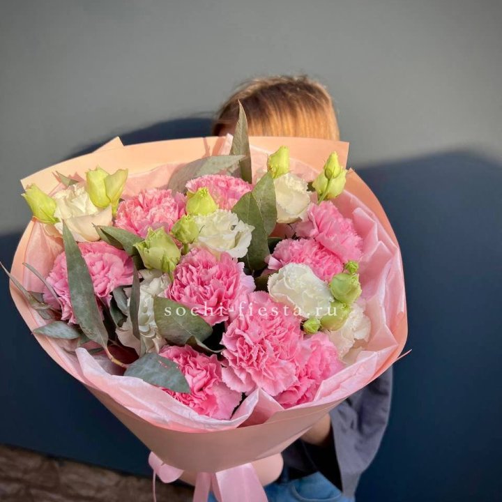 Букет гвоздик и  эустом "Сири" в Архангельске