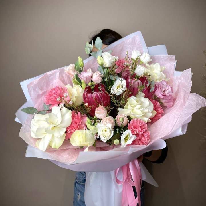 Букет с протеей, розами "Элеонора" в Архангельске