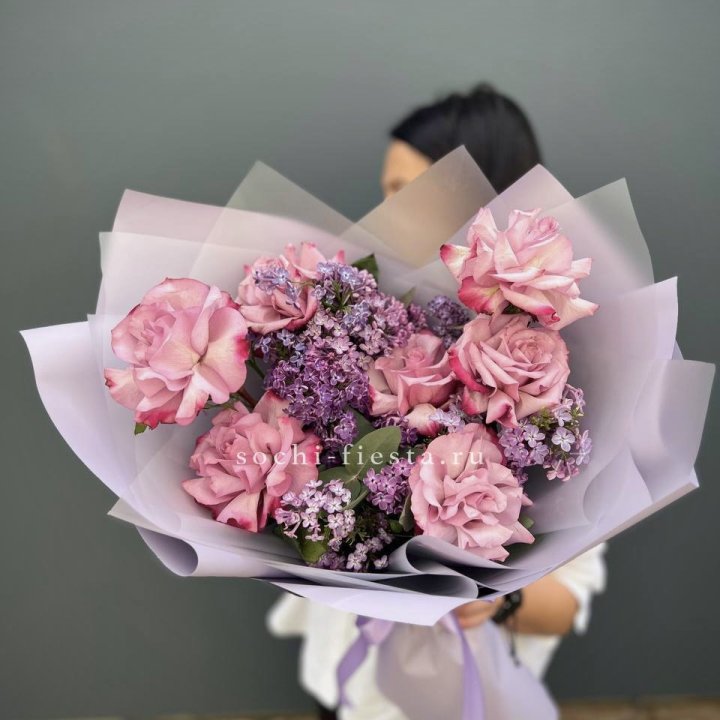 Букет из розовых роз и сирени в Архангельске