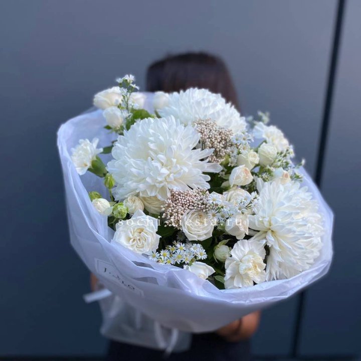 Букет хризантем и роз вайт шотс в Архангельске