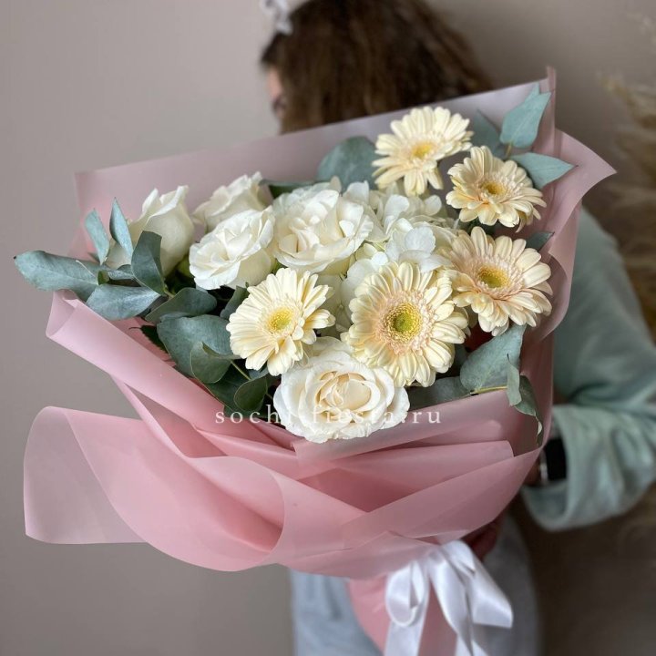 Букет роз, гортензии, гербер  в Архангельске