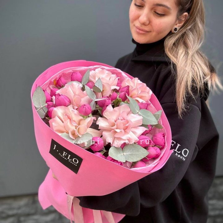 Букет французских и пионовидных роз "Ламиносо" в Архангельске