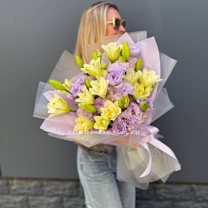  Букет лилий и эустом в Архангельске
